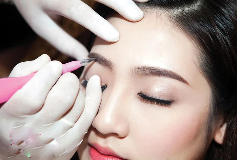 Cách Xử Lý Chân Mày Trổ Xanh Đỏ Mở Tiệm Kinh Doanh 7 Da dầu nên phun hay điêu khắc? Phân biệt hai phương pháp này