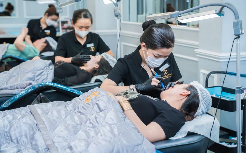 Cách Tính Giá Dịch Vụ Phun Xăm và Bảng Giá Tham Khảo 2 Kỹ thuật viên phun xăm là gì? Chi tiết công việc và nhiệm vụ