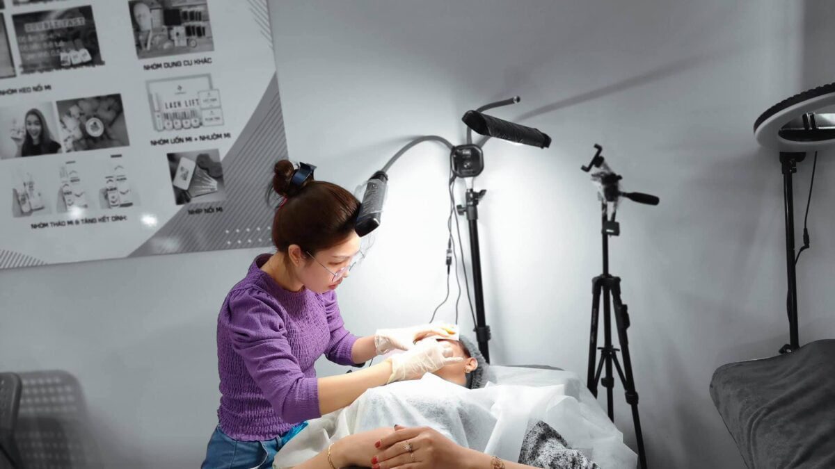 Xăm Hình Và Phun Xăm, Hướng Đi Nào Để Kinh Doanh? 8 hoc phun xam tham my co kho khong khoa hoc phun xam tham my 1 1200x675 1 1