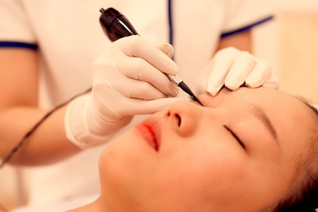 Kỹ Thuật Phun Mí Mở Tròng Để Mở Tiệm Kinh Doanh 3 PHUN MÍ MỞ TRÒNG - BÍ QUYẾT CHO ĐÔI MẮT TO TRÒN TỰ NHIÊN WORLD NAIL SCHOOL