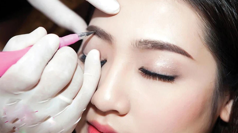 Khóa Học Phun Xăm Mày Chuyên Nghiệp Để Mở Tiệm 12 Phun chân mày là gì? Các kỹ thuật phun chân mày hiện nay